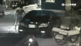 踹車洩憤？　母辯：看警報器會不會響