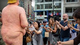 川普裸體塑像　圖／Theverge