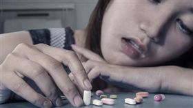 吞藥,輕生,安眠藥,毒品,自殺／Shutterstock