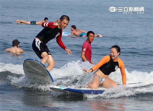 炎熱的夏天-陽光-飛行傘-沙灘-比基尼-衝浪，讓整個海邊熱絡起來。。（記者邱榮吉/攝影）

