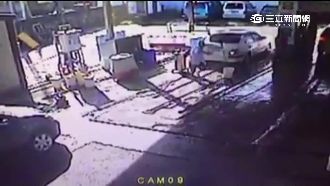 婦人倒車暴衝！猛撞女加油站長險輾過