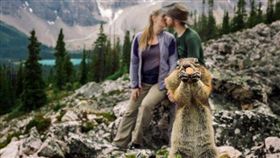 情侶,松鼠
翻攝自《赫芬頓郵報》
http://www.huffingtonpost.com/entry/squirrel-photobombed-engagement_us_57acc195e4b007c36e4d95a2?