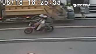 倒完垃圾過馬路　男遭機車撞飛十公尺