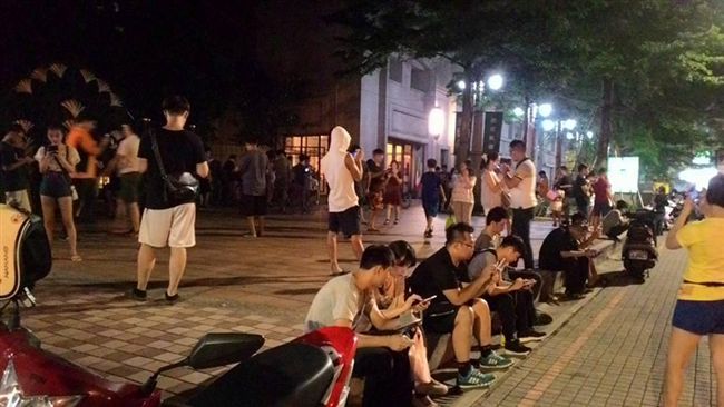 為寶可夢封街？警方出動三角錐擋車輛