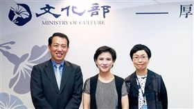 文化部長鄭麗君（中）與文化部政務次長楊子葆（左）及丁曉菁（右）。（圖／翻攝自文化部網站）