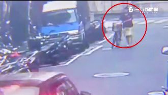 婦人昏倒路中　警「肉身」擋車相救