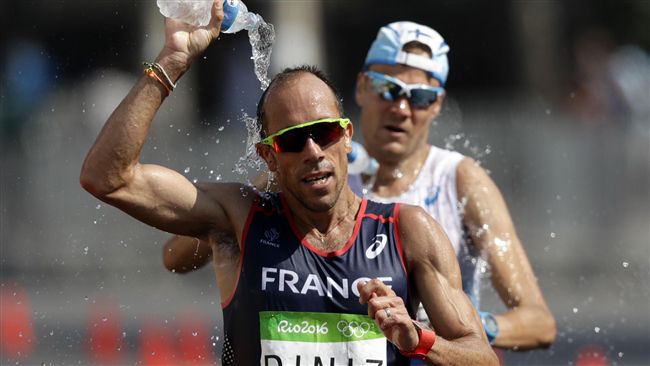 競走「漏屎」流滿腿　法名將仍完賽