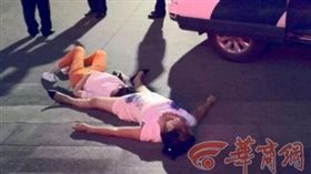 大陸2婦人大街吵架雙雙昏倒。（圖／翻攝自《華商網》）