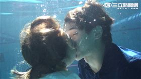 「狼王子」安心亞、張軒睿游泳池中激吻