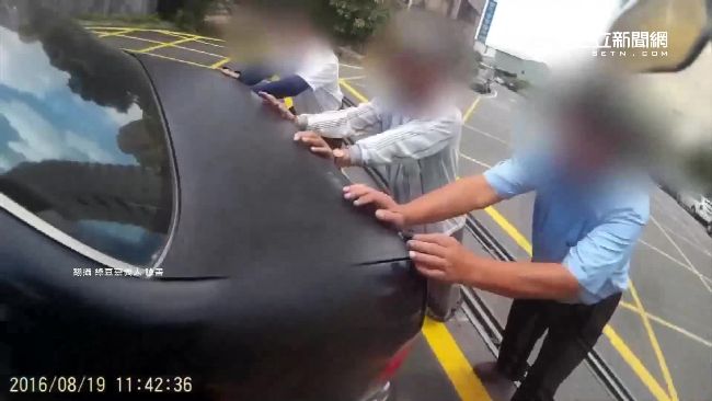 汽車拋錨卡鐵軌　暖心騎士幫推車