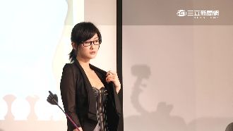 陳珮騏化身火辣女教師　性感教走秀