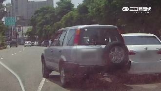 19歲少年撞無人車逃　後車鏡頭全錄