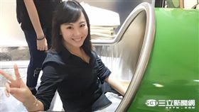 室內溜滑梯超刺激！義大犀牛尬美女公關搶先滑