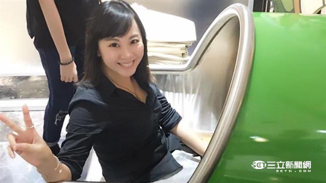 室內溜滑梯超刺激！犀牛玩尬美女公關