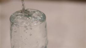 水,杯子（圖／攝影者spaghettipie，Flickr CC License）
https://www.flickr.com/photos/photodevo/8299613956/in/photolist-dDpG5m-9HSpsn-97hV5z-agDXx9-5DrDgf-7ztXwc-cEvQPY-QN7m-6a9FcF-4vx9uJ-nrpM6-pstGnD-BbzT9v-6jo3yc-89zbeu-pb8WHR-cAZ785-pjY2FK-5rxhtK-kh3gUg-dTyiZx-dcP1mY-nWqvZG-6DUmjK-bsFeMi-9DvemK-C6YRFY-54Xa1v-4RACuG-9MWieS-mC7gtH-dpBMFM-4AxFZ-dvEMZh-7mzpAD-cTGbnu-5xWbe1-5xW9Pj-dvze22-nCEB2B-nYaicw-dyfyN3-2CEho8-9QjaP2-qh249b-8Ycd3A-chZoff-cAZ73u-pX6Vpk-oPTxoK