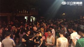 「妙蛙花」現身警察分局前，吸引大批民眾聚集。（圖／翻攝畫面）