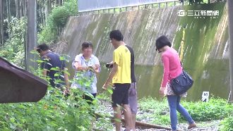 遊客闖鐵軌拍美照　火車鳴笛急煞車