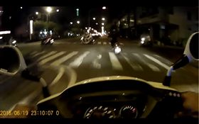 高雄警方公布第一視角追捕逃逸機車騎士過程
圖／翻攝自高雄市政府警察局臉書
https://www.facebook.com/KaohsiungPolice/videos/vb.353449991465993/903375523140101/?type=2&theater