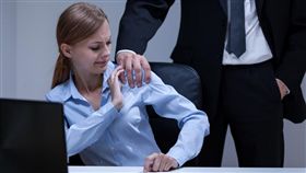 性騷擾,辦公室,襲胸,摸肩,調情,窺視,性,上班族／shutterstock