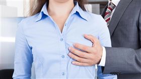 性騷擾,辦公室,襲胸,摸肩,調情,窺視,性,上班族／shutterstock