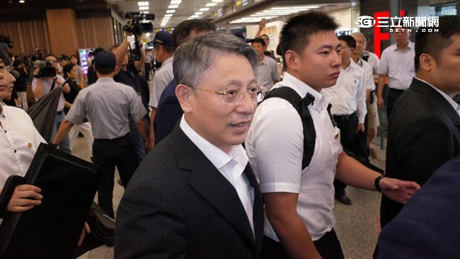 沙海林抵達台北　神情自若無視抗議