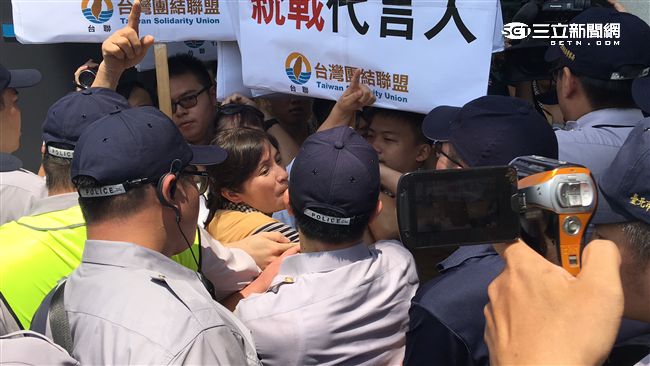 多圖／沙海林抵台　台聯抗議被架離