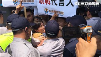 多圖／沙海林抵台　台聯抗議被架離