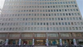 兆豐銀行,總行（圖／翻攝自Google Map）
https://www.google.com.tw/maps/@25.0529515,121.5302522,3a,75y,268.82h,106.5t/data=!3m6!1e1!3m4!1su4Z55wNy-uVnPTHEdTHKAA!2e0!7i13312!8i6656!6m1!1e1