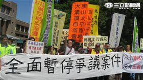 反南鐵東移自救會陳情。（記者盧素梅攝）