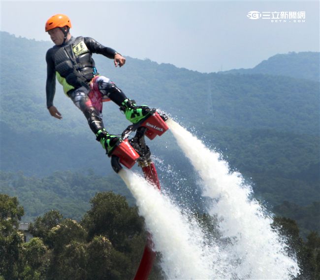 水上鋼鐵人在台灣正夯，真正名稱叫做Flyboard的一種水上極限運動，由於牽涉到環保問題，業者常找不到合適的場地來推廣，業者盼政府能一起來支持水上鋼鐵人Flyboard。（記者邱榮吉/攝影）

