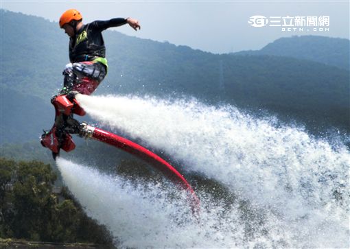 水上鋼鐵人在台灣正夯，真正名稱叫做Flyboard的一種水上極限運動，由於牽涉到環保問題，業者常找不到合適的場地來推廣，業者盼政府能一起來支持水上鋼鐵人Flyboard。（記者邱榮吉/攝影）

