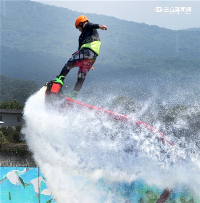 水上鋼鐵人在台灣正夯，真正名稱叫做Flyboard的一種水上極限運動，由於牽涉到環保問題，業者常找不到合適的場地來推廣，業者盼政府能一起來支持水上鋼鐵人Flyboard。（記者邱榮吉/攝影）

