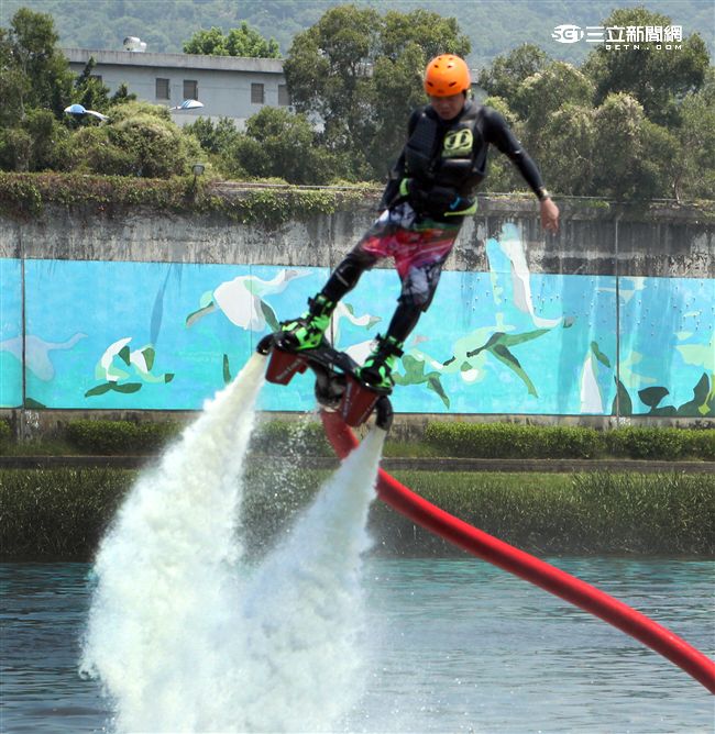 水上鋼鐵人在台灣正夯，真正名稱叫做Flyboard的一種水上極限運動，由於牽涉到環保問題，業者常找不到合適的場地來推廣，業者盼政府能一起來支持水上鋼鐵人Flyboard。（記者邱榮吉/攝影）


