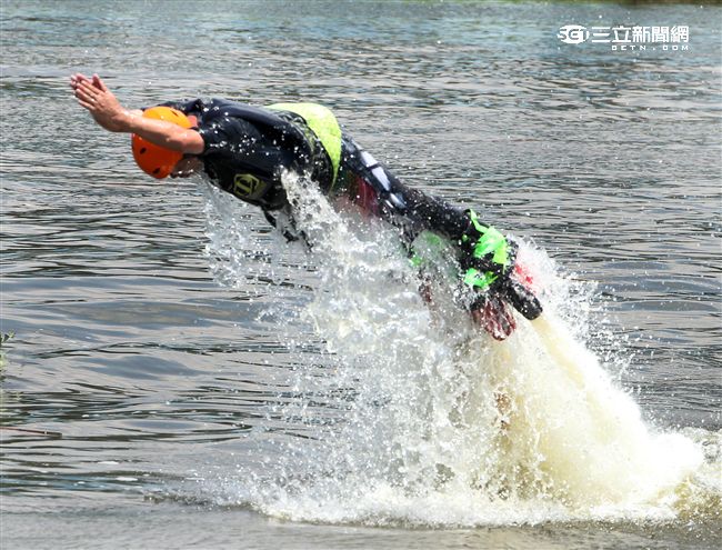 水上鋼鐵人在台灣正夯，真正名稱叫做Flyboard的一種水上極限運動，由於牽涉到環保問題，業者常找不到合適的場地來推廣，業者盼政府能一起來支持水上鋼鐵人Flyboard。（記者邱榮吉/攝影）

