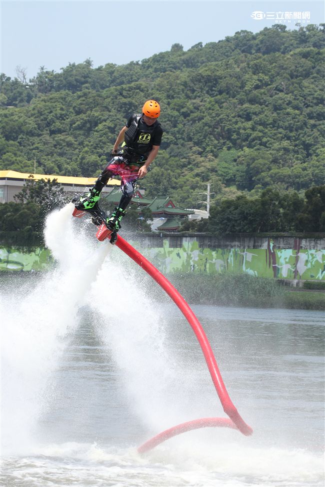 水上鋼鐵人在台灣正夯，真正名稱叫做Flyboard的一種水上極限運動，由於牽涉到環保問題，業者常找不到合適的場地來推廣，業者盼政府能一起來支持水上鋼鐵人Flyboard。（記者邱榮吉/攝影）

