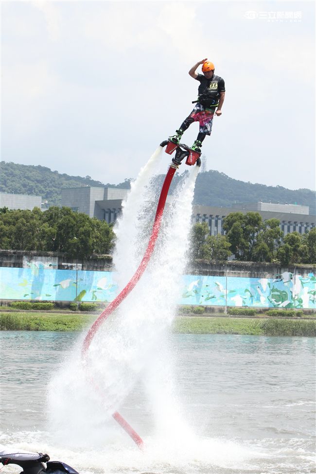 水上鋼鐵人在台灣正夯，真正名稱叫做Flyboard的一種水上極限運動，由於牽涉到環保問題，業者常找不到合適的場地來推廣，業者盼政府能一起來支持水上鋼鐵人Flyboard。（記者邱榮吉/攝影）

