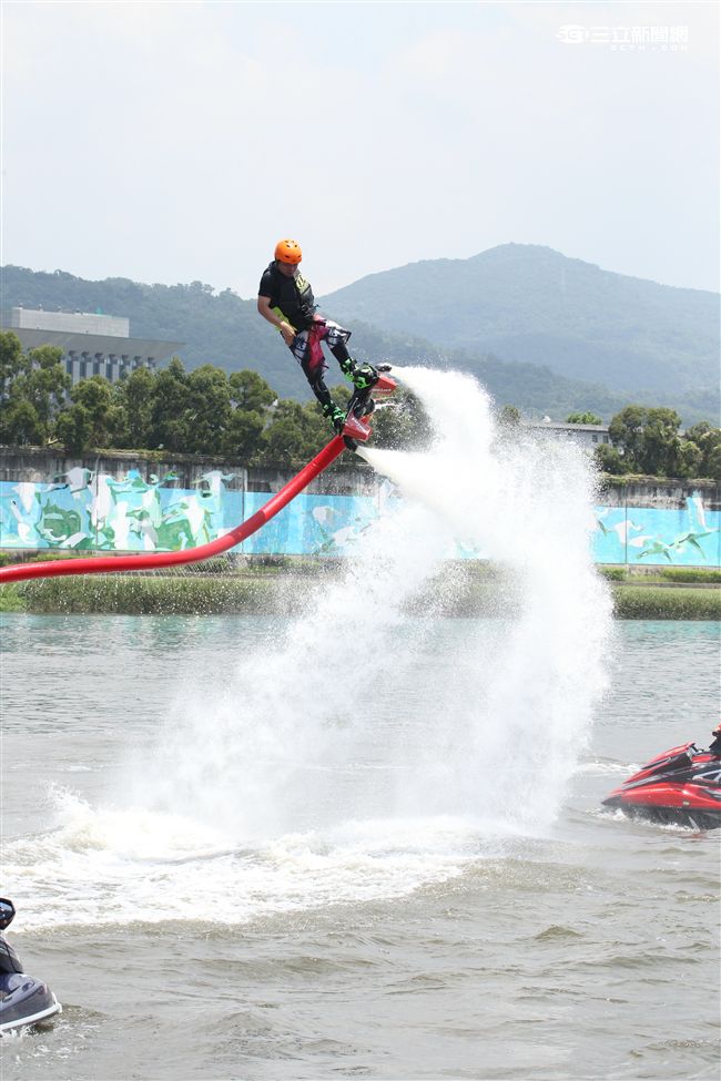 水上鋼鐵人在台灣正夯，真正名稱叫做Flyboard的一種水上極限運動，由於牽涉到環保問題，業者常找不到合適的場地來推廣，業者盼政府能一起來支持水上鋼鐵人Flyboard。（記者邱榮吉/攝影）

