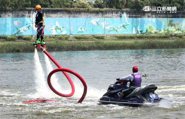 水上鋼鐵人在台灣正夯，真正名稱叫做Flyboard的一種水上極限運動，由於牽涉到環保問題，業者常找不到合適的場地來推廣，業者盼政府能一起來支持水上鋼鐵人Flyboard。（記者邱榮吉/攝影）

