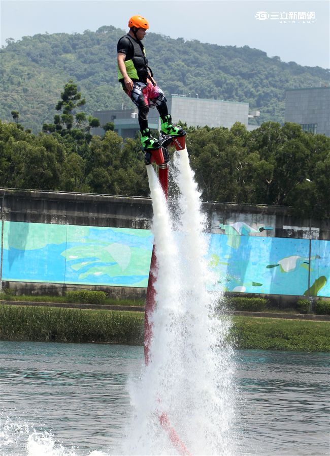 水上鋼鐵人在台灣正夯，真正名稱叫做Flyboard的一種水上極限運動，由於牽涉到環保問題，業者常找不到合適的場地來推廣，業者盼政府能一起來支持水上鋼鐵人Flyboard。（記者邱榮吉/攝影）

