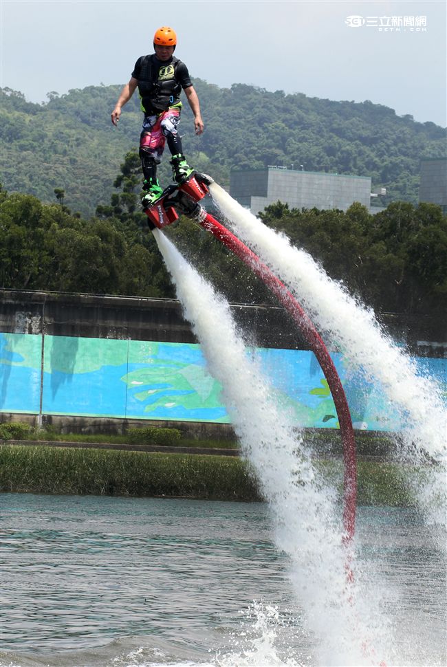 水上鋼鐵人在台灣正夯，真正名稱叫做Flyboard的一種水上極限運動，由於牽涉到環保問題，業者常找不到合適的場地來推廣，業者盼政府能一起來支持水上鋼鐵人Flyboard。（記者邱榮吉/攝影）

