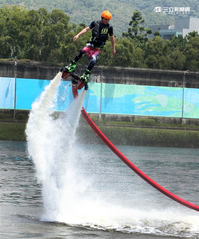 水上鋼鐵人在台灣正夯，真正名稱叫做Flyboard的一種水上極限運動，由於牽涉到環保問題，業者常找不到合適的場地來推廣，業者盼政府能一起來支持水上鋼鐵人Flyboard。（記者邱榮吉/攝影）

