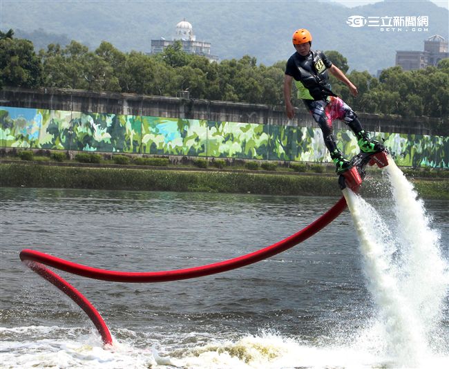水上鋼鐵人在台灣正夯，真正名稱叫做Flyboard的一種水上極限運動，由於牽涉到環保問題，業者常找不到合適的場地來推廣，業者盼政府能一起來支持水上鋼鐵人Flyboard。（記者邱榮吉/攝影）


