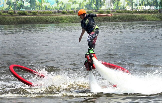 水上鋼鐵人在台灣正夯，真正名稱叫做Flyboard的一種水上極限運動，由於牽涉到環保問題，業者常找不到合適的場地來推廣，業者盼政府能一起來支持水上鋼鐵人Flyboard。（記者邱榮吉/攝影）

