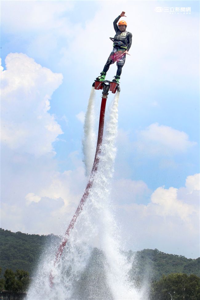 水上鋼鐵人在台灣正夯，真正名稱叫做Flyboard的一種水上極限運動，由於牽涉到環保問題，業者常找不到合適的場地來推廣，業者盼政府能一起來支持水上鋼鐵人Flyboard。（記者邱榮吉/攝影）

