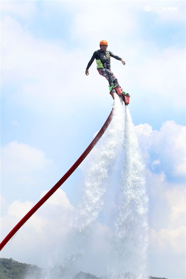 水上鋼鐵人在台灣正夯，真正名稱叫做Flyboard的一種水上極限運動，由於牽涉到環保問題，業者常找不到合適的場地來推廣，業者盼政府能一起來支持水上鋼鐵人Flyboard。（記者邱榮吉/攝影）

