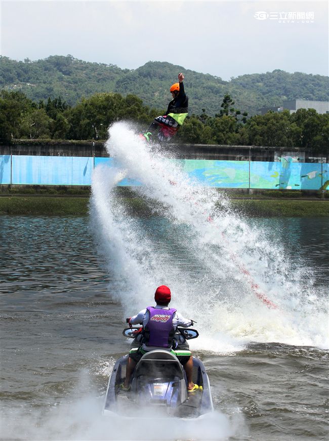 水上鋼鐵人在台灣正夯，真正名稱叫做Flyboard的一種水上極限運動，由於牽涉到環保問題，業者常找不到合適的場地來推廣，業者盼政府能一起來支持水上鋼鐵人Flyboard。（記者邱榮吉/攝影）


