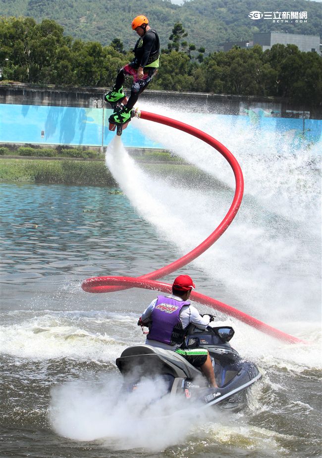 水上鋼鐵人在台灣正夯，真正名稱叫做Flyboard的一種水上極限運動，由於牽涉到環保問題，業者常找不到合適的場地來推廣，業者盼政府能一起來支持水上鋼鐵人Flyboard。（記者邱榮吉/攝影）

