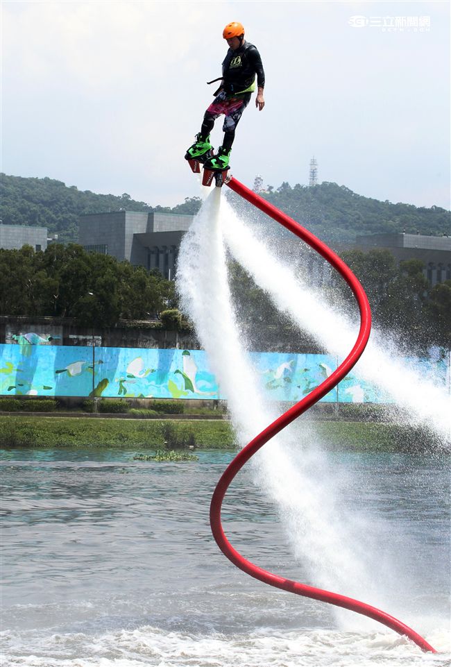 水上鋼鐵人在台灣正夯，真正名稱叫做Flyboard的一種水上極限運動，由於牽涉到環保問題，業者常找不到合適的場地來推廣，業者盼政府能一起來支持水上鋼鐵人Flyboard。（記者邱榮吉/攝影）

