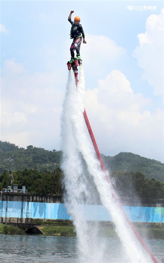 水上鋼鐵人在台灣正夯，真正名稱叫做Flyboard的一種水上極限運動，由於牽涉到環保問題，業者常找不到合適的場地來推廣，業者盼政府能一起來支持水上鋼鐵人Flyboard。（記者邱榮吉/攝影）

