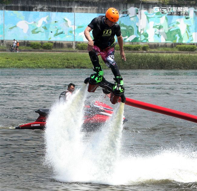 水上鋼鐵人在台灣正夯，真正名稱叫做Flyboard的一種水上極限運動，由於牽涉到環保問題，業者常找不到合適的場地來推廣，業者盼政府能一起來支持水上鋼鐵人Flyboard。（記者邱榮吉/攝影）

